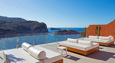 Chillen mit Weitblick: Terrasse im Olé Hotel Galeon Ibiza