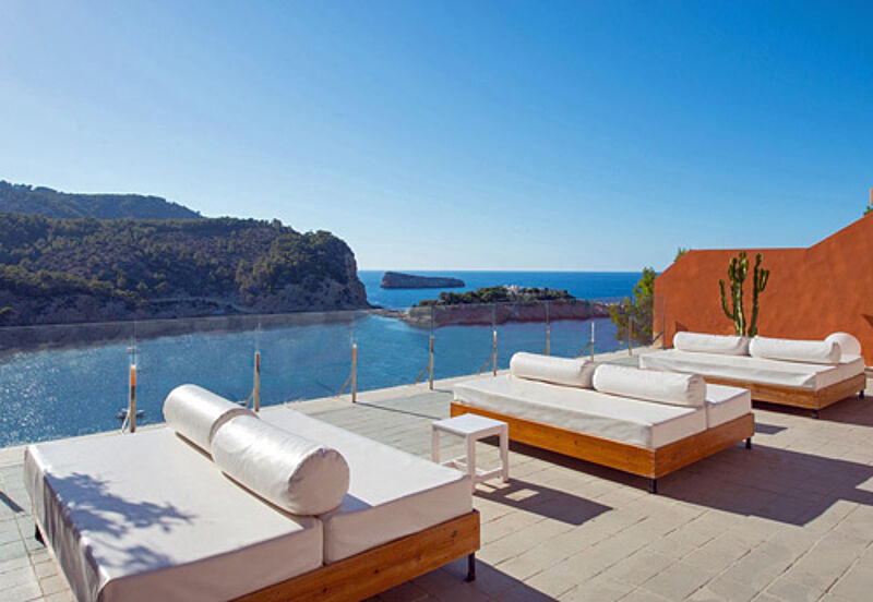 Chillen mit Weitblick: Terrasse im Olé Hotel Galeon Ibiza