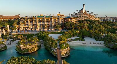 Ein mehrstöckiges Hotel mit einer ungewöhnlich großen Poollandschaft
