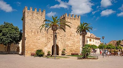 Für Mallorca, auf dem Bild das Stadttor in Alcudia, hat Alltours zusätzliche Charter aufgelegt. Foto: chrisHepburn/iStockfoto