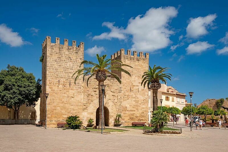 Für Mallorca, auf dem Bild das Stadttor in Alcudia, hat Alltours zusätzliche Charter aufgelegt. Foto: chrisHepburn/iStockfoto