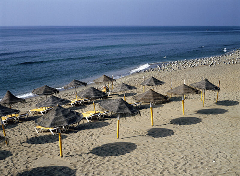 Leere Liegestühle an Spaniens Stränden im Sommer? Die Regierung erwartet das nicht.