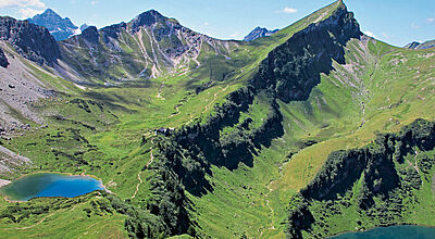 Unterhalb der Schochenspitze kommen zwei Seen und die Landsberger Hütte (Bildmitte) in den Blick. Foto: ah