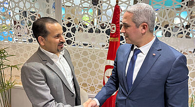 Tunesiens Tourismusminister Mohamed Moez Belhassine (rechts) auf der ITB im Gespräch mit Tamer Marzouk von touristik aktuell und CIM Conference & Incentive Management. Foto: mg