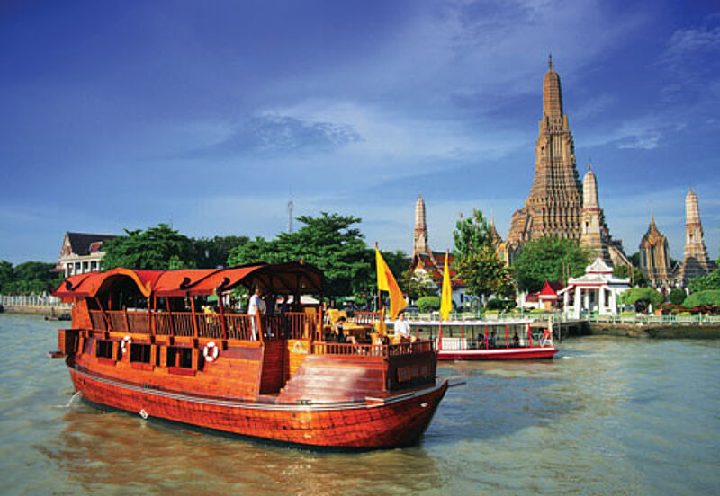 Ein Anantara-Schiff vor dem Wat Arun in Bangkok