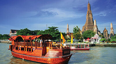 Ein Anantara-Schiff vor dem Wat Arun in Bangkok