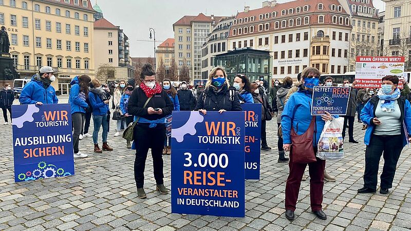 Etwa 100 Touristiker und Touristikerinnen haben am Montag in Dresden demonstriert