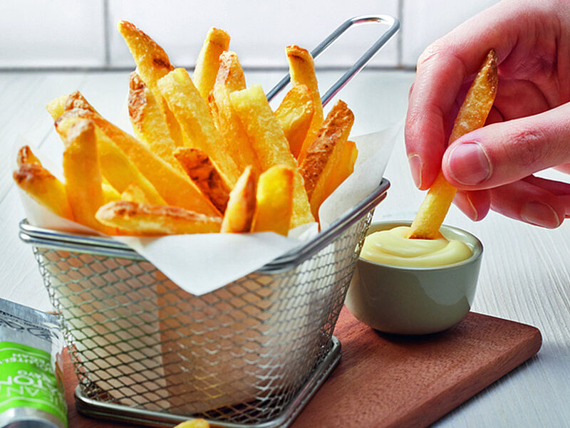 Besonders kleine Bordgäste wird’s freuen: Eurowings serviert jetzt Pommes mit Mayo. Foto: Eurowings