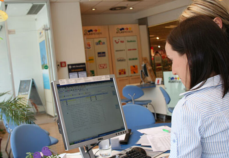 Zufriedener Blick in die Systeme: Das Reisebüro-Geschäft läuft auch 2015 positiv