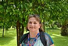 Claudia Plath, selbständige Solamento-Beraterin aus Berlin, zeigt sich hocherfreut über die großzügige Grünanlage im Delphin Botanik Platinum bei Alanya