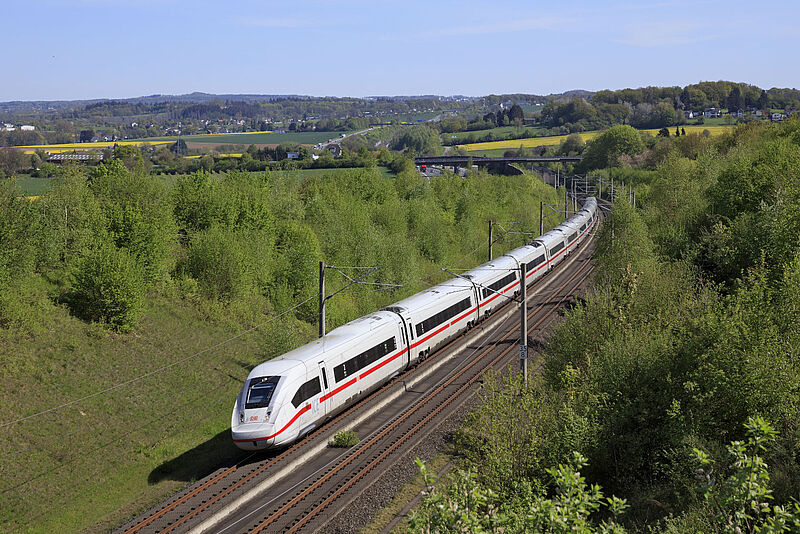 ICE auf der Schnellstrecke Köln–Frankfurt, die im Sommer einen Monat lang gesperrt wird