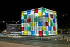 Am markantesten sieht der Cube des Centre Pompidou am Hafen von Malaga bei Nacht aus