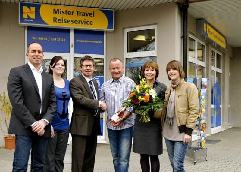 Großer Auflauf in Langen (von links): Johannes Geissler (Cook), Stefanie Lamowski (Mister Travel), Albin Loidl (Cook), Detlef Kraft (Mister Travel), Marina Schöbel (Cook) und Ingrid Schadt (Mister Travel).