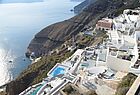 Die blauen Pools der Hotels bilden tolle Kontraste zu den weißgetünchten Hotels
