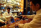 Stilvolle Barkeeper mixen Bellinis (Foto: sl)