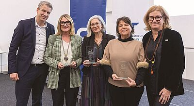 Preisverleihung auf der CMT. Von links: Guido von Vacano (Messe Stuttgart); Hanna Kleber (Corps Touristique), Antonella Rossi (Italien), Nuria Martí (Pirineu Emoció, Katalonien), Montserrat Sierra (Katalonien). Foto: Landesmesse Stuttgart