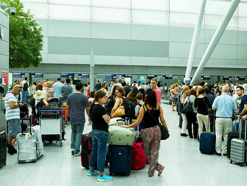 Experten fürchten aufgrund personeller Engpässe in den Sommerferien einen Kollaps an deutschen Flughäfen (Archivfoto). Foto: justhavealook/iStockphoto