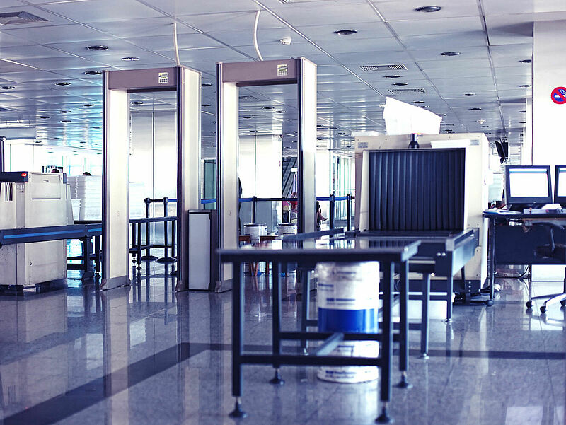 Die Sicherheitskontrollen sind heute an vielen Flughäfen unbesetzt. Foto: Media Production/istock