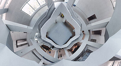 Weißes, luftiges Treppenhaus von oben im neuen Warschauer Kunstmuseum