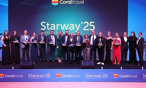 Bild von einer Bühne mit vielen Menschen, die mit Preisen für ihre guten Vertriebsleistungen im Reisevertrieb ausgezeichnet wurden.