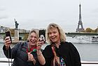Das gibt es nur in Paris: ein Selfie vor Freiheitsstatue und Eiffelturm