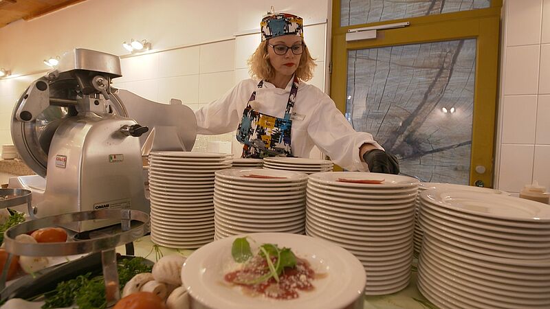 Stefanie Brandes in ungewohnter Rolle: Als Praktikantin musste sie in der Großküche des Aldiana-Clubs Ampflwang die Teller belegen