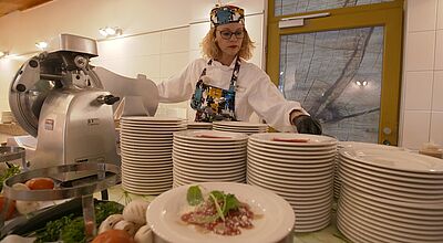 Stefanie Brandes in ungewohnter Rolle: Als Praktikantin musste sie in der Großküche des Aldiana-Clubs Ampflwang die Teller belegen