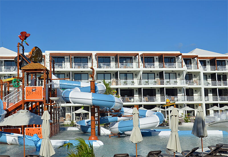 Das Ocean Riviera Paradise besteht aus mehreren drei- bis vierstöckigen Gebäuden.