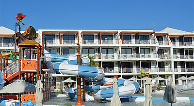 Das Ocean Riviera Paradise besteht aus mehreren drei- bis vierstöckigen Gebäuden.