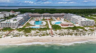 Das Erwachsenenhotel Ocean Allure Costa Mujeres in Mexiko will im Dezember die ersten Gäste empfangen. Luftaufnahme des Ocean Allure Costa Mujeres Resorts nahe Cancun, Mexiko – luxuriöses Strandhotel mit Pools, Palmen und Karibikblick, ideal für Urlaub, Entspannung und All-inclusive-Reisen an der Riviera Maya.