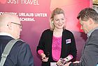 Jeannette Buller von JT Touristik im Gespräch mit Harald Stadler (rechts) vom Reisebüro Stadler in Neutraubling