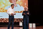 Ein Mann und eine Frau auf der Bühne