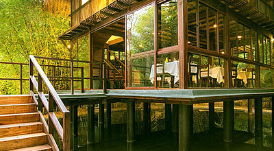 Im Stelzenbau inmitten der Wasserlandschaft liegt das Restaurant mit offener Glasfassade