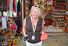 Renate Stetson (THS Reisen, Hallstadt) hatte einen kleinen Lautsprecher dabei, so dass Gruppe 'Energy' im Bazar von Sirince zu 'Happy“ tanzen konnte