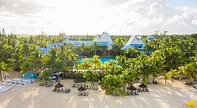Victoria Beachcomber Mauritius Strand Palmen Pool Liegestühle