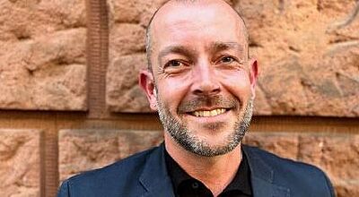 Patrick Mirbach ist neuer Sales & Marketing Manager bei The Lux Collection und lächelt in die Kamera