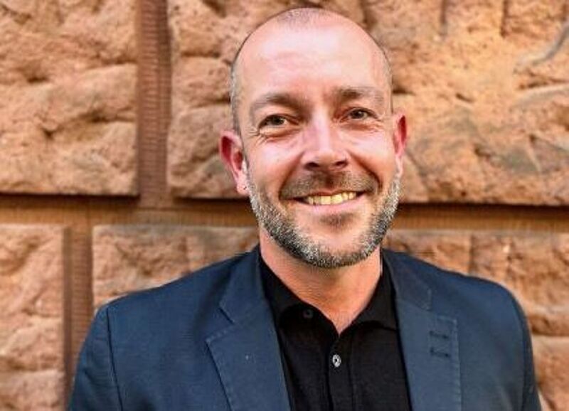 Patrick Mirbach ist neuer Sales & Marketing Manager bei The Lux Collection und lächelt in die Kamera