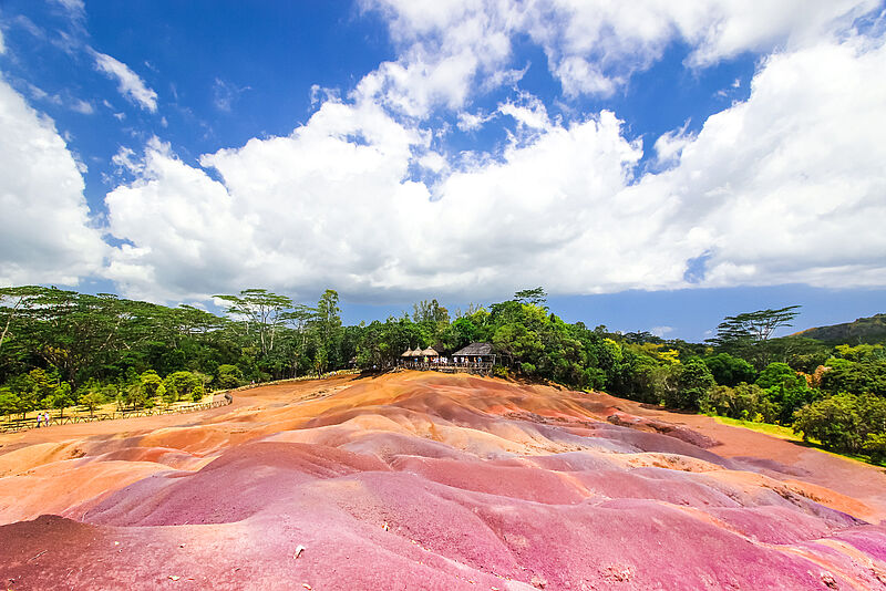 Ab und bis Mauritius kreuzt beispielsweise die Europa 2. Hier im Bild: die Siebenfarbige Erde auf der Insel im Indischen Ozean