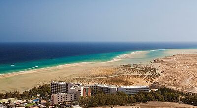 Luftaufnahme des Paradisus by Melia Fuerteventura am Sotavento-Strand mit Lagune und türkisfarbenem Meer auf der Kanareninsel Fuerteventura