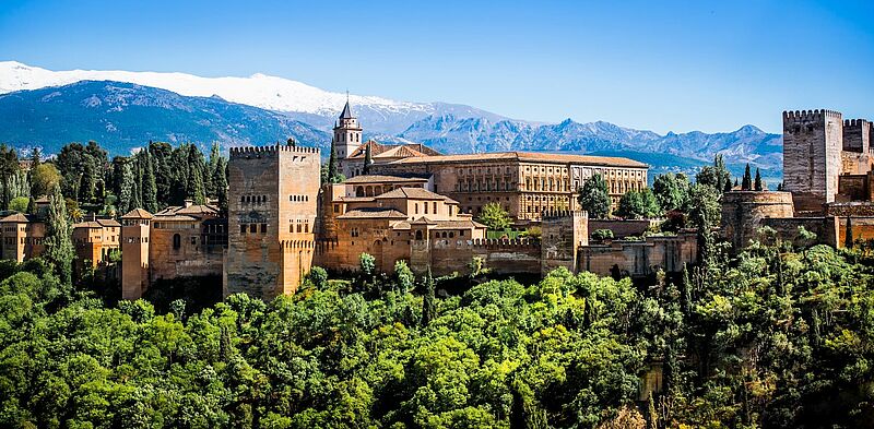 Spanien, im Bild die Alhambra in Granada, ist die Top Destination auf der Nahstrecke