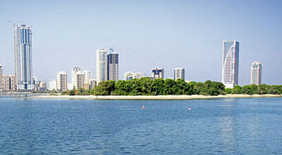 Die Skyline der Hauptstadt Sharjah &#x2013; als Reiseziel ist das Emirat in Deutschland noch relativ unbekannt.