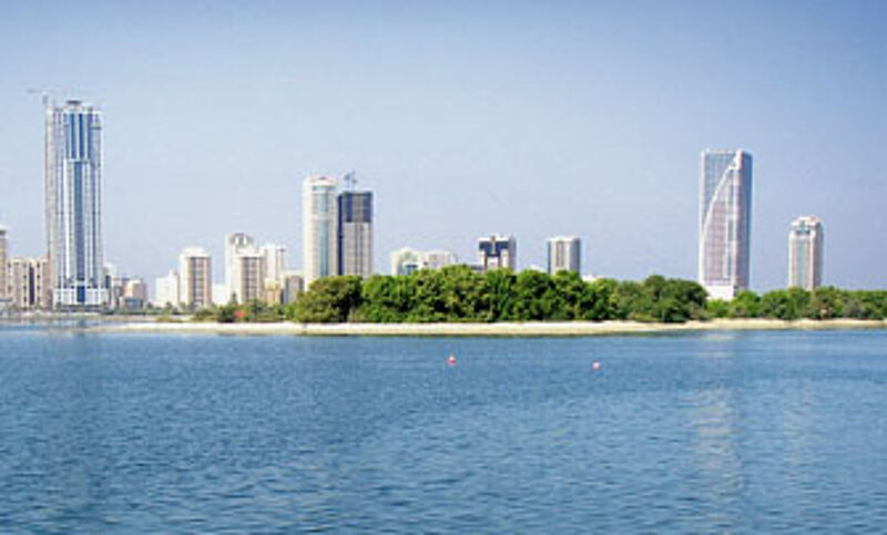 Die Skyline der Hauptstadt Sharjah &#x2013; als Reiseziel ist das Emirat in Deutschland noch relativ unbekannt.