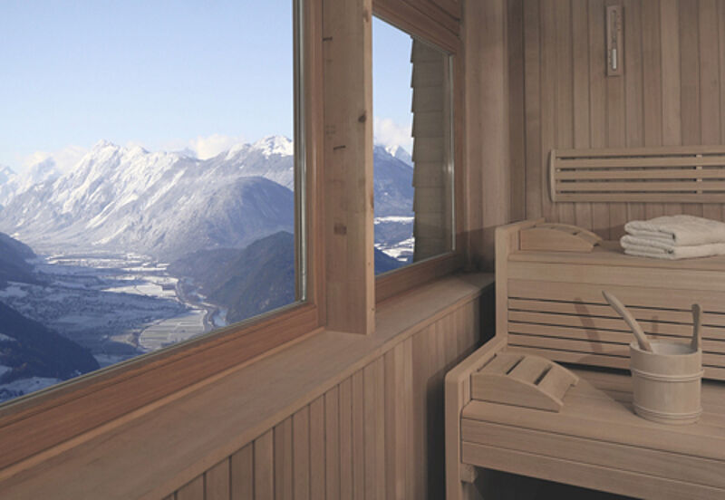 Im 57 Zimmer zählenden Hotel For Friends bei Seefeld in Tirol können die Gäste mit Blick auf die Berge saunieren
