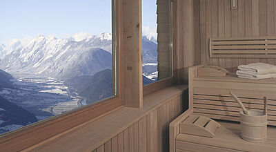 Im 57 Zimmer zählenden Hotel For Friends bei Seefeld in Tirol können die Gäste mit Blick auf die Berge saunieren