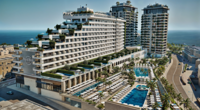 Ein terrassenförmig angelegtes Hotel mit Meerblick auf der Insel Malta