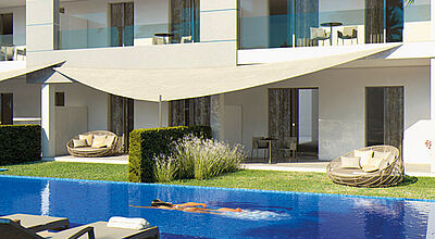 Die Swim-up-Suiten des Viva Zafiro Alcudia auf Mallorca bieten direkten Zugang zu einem der zehn Pools