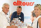 Alltours-Verkaufsleiter Ost, Jörg McCormick, mit Detlef und Antje Schumann vom Reisebüro Vital Tours in Berlin