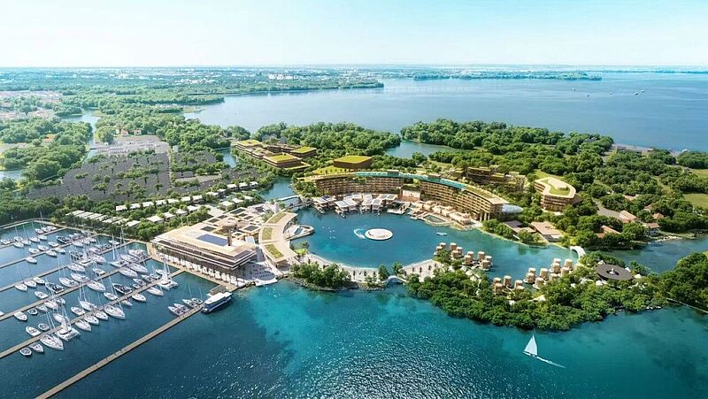 Luftaufnahme des neuen Robinson Clubs in China mit moderner Architektur, Yachthafen und grüner Seenlandschaft – nachhaltiges Luxusresort und touristisches Highlight der Region