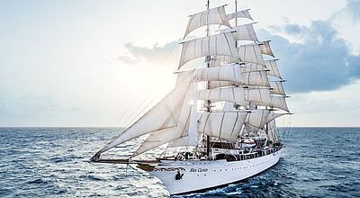Die 1931 vom Stapel gelaufene Sea Cloud wird im kommenden Jahr in ihren ursprünglichen Zustand einer Privatyacht umgebaut Großsegler Sea Cloud unter Segeln auf blauem Meer