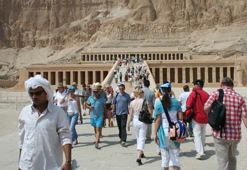 Luxor, hier der Hatschepsut-Tempel, wird im Winter von Alltours direkt angeflogen